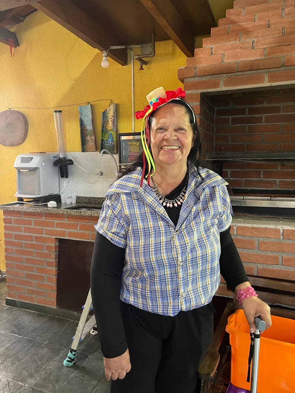 Residente sorridente na festa junina da Residencial Aliança, casa de repouso em Osasco